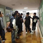 学科掲示板を見る学生１