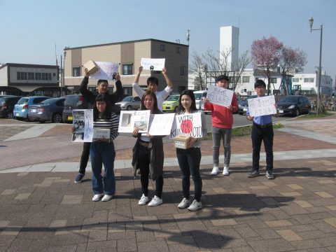 【画像】国際学部生と短大生の駅前での募金活動です