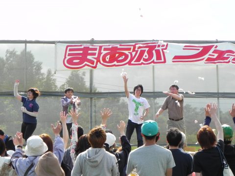 ステージイベント最後に実行委員の学生も餅まき