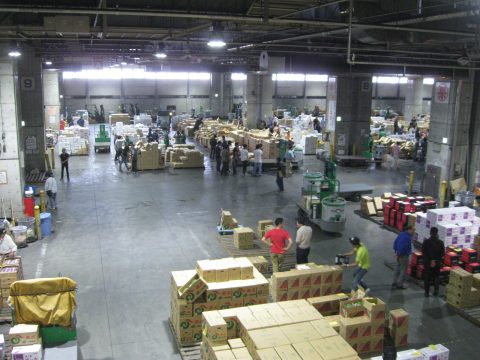 【画像】広い市場内を2Fの通路から見ると野菜の箱が一杯です