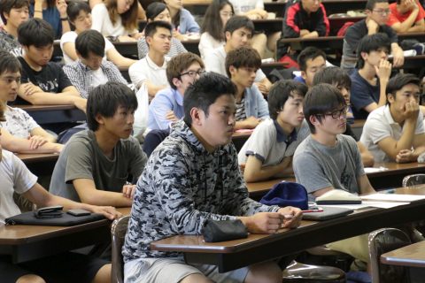 【画像】熱心にくいいるように聞く学生