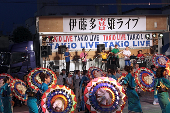 【画像】今年は伊藤多喜雄さんの生歌にあわせて踊りました