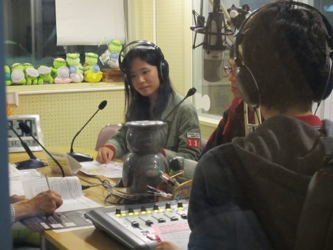 地域のFMラジオにゲスト出演してPRする学生スタッフ