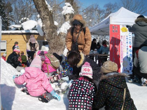 まごころ雪だるまを作る子供たち