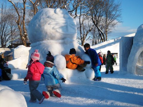 拓大チームの雪像に集まる子供たち