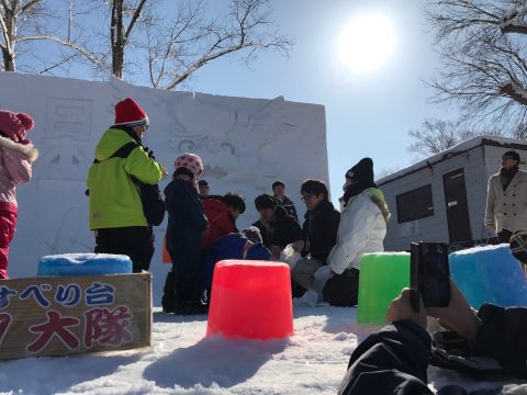 お菓子のつかみ取りにも子供たちが並ぶ