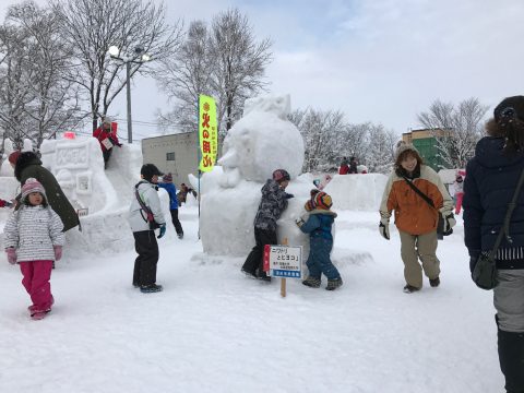 拓大チーム雪像に集まり遊ぶ子供たち