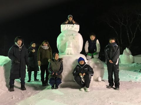 雪像製作の拓大生