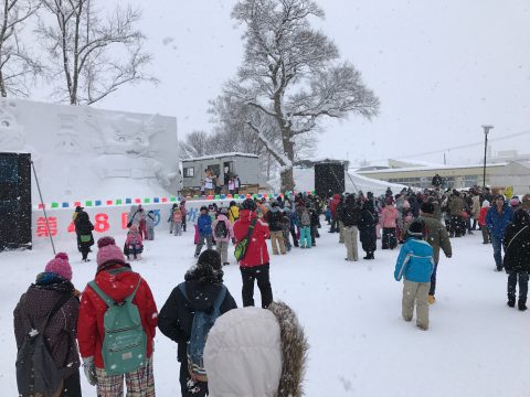 会場は多くの人たちが訪れ賑わう