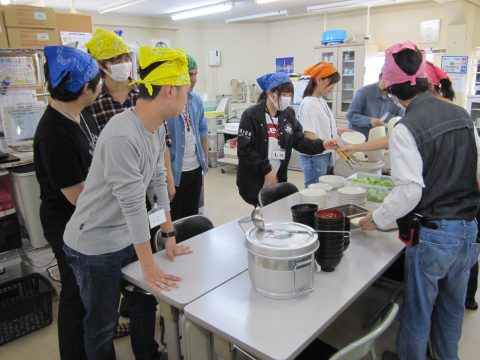 施設にて利用者とともに昼食準備