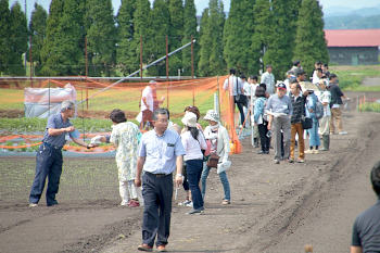 広い畑作、野菜圃場にも多くの方が見学、質問をされました