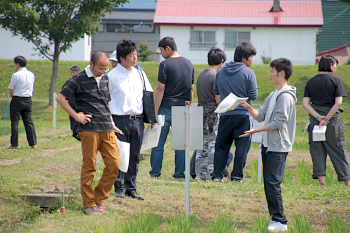 圃場のあちらこちらで来訪者の質問に丁寧に答えました