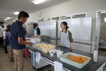 実習棟では試食コーナーを設けています