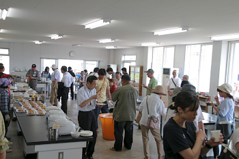 大勢の方が試食されました