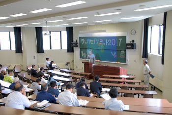 最初に篠塚学長のご挨拶