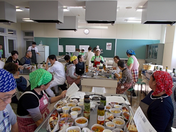 食事の準備が出来ました。梅野さんから食材の説明です