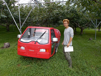 果樹園にあったスピードスプレヤー（果樹用自走式防除機）と記念撮影