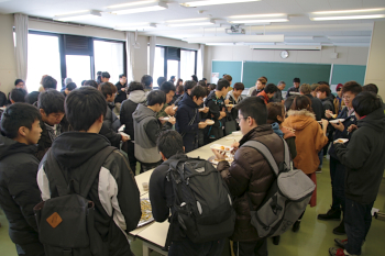 学生達も一斉に試食タイムです