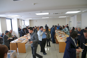 昼食会会場では本学の農産物で作った食材に舌鼓です