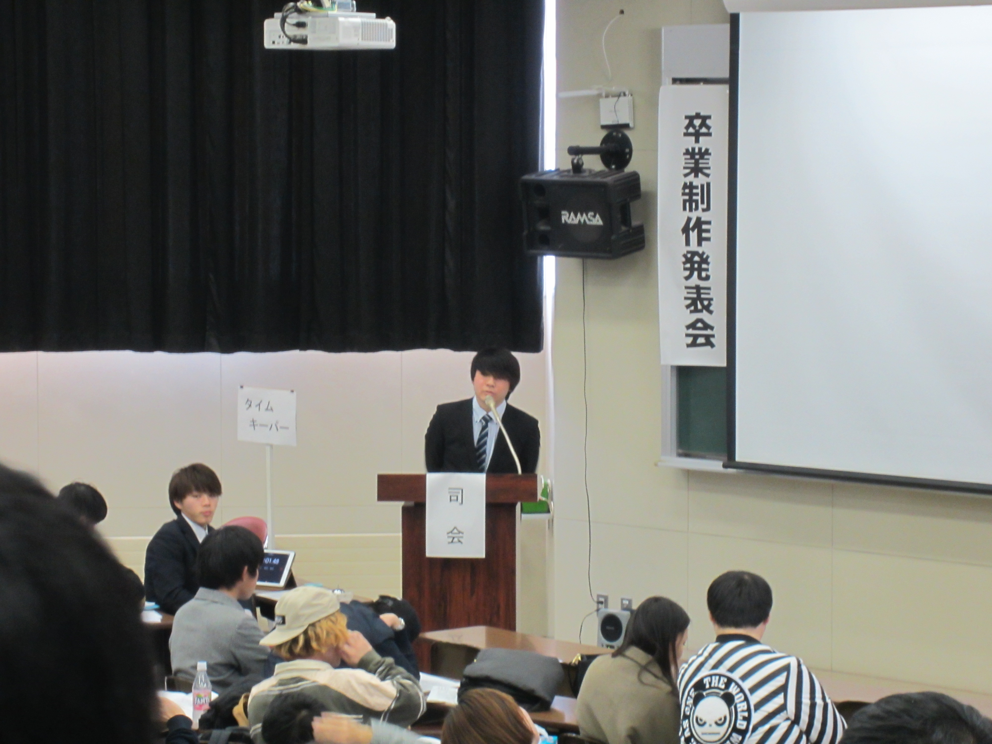 学生司会者が進行