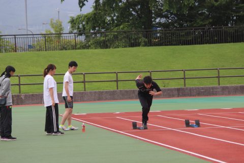 前日、会場で部員が協力しあう