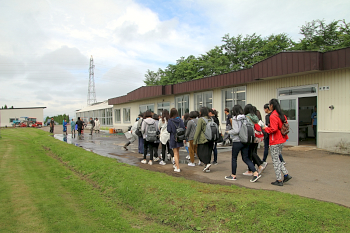 教室から出て圃場に移動です。途中花き実習中の学生と会いました。