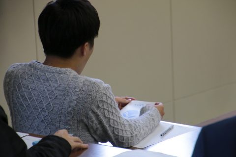 資料を手に聞き入る学生たち