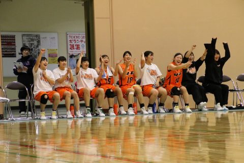 実況：ベンチが大変盛り上がっております