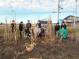 作業終了で記念撮影。来年も多くの果実がなることを願って！