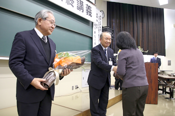 両先生に花束の贈呈です