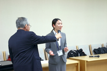 最後は皆を代表して平良さんの一本締めで交流会は終了しました