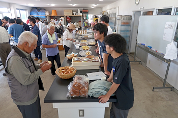 焼きたてのパンの販売コーナも