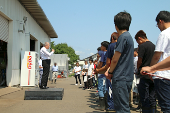 晴天の中篠塚学長の開会の挨拶