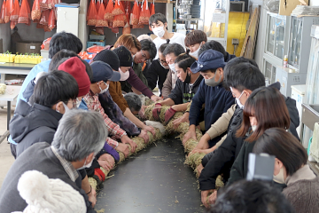 みんなで心を込めて綯う（なう）作業なう