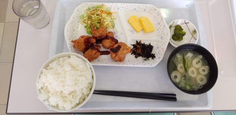 ボリューム満点のから揚げ定食（ご飯大盛り！）