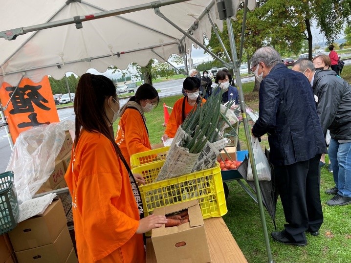 お客様とコミュニケーションを取りながら野菜の受け渡し