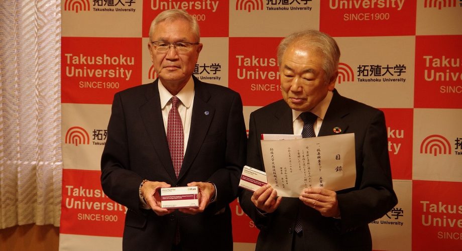 廣上理事長（左）より目録と「抗原検査キット」が手渡されました