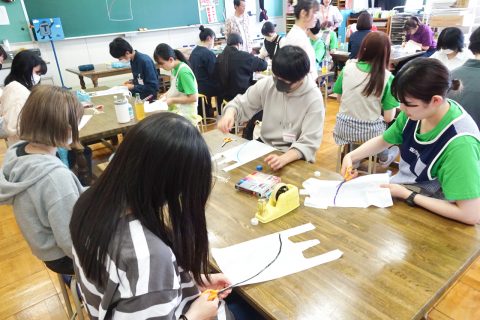 授業体験 【写真】ビニール袋でパラシュート型に切る