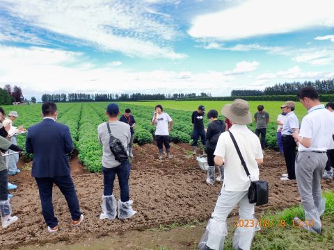 栽培状況などについて説明するメムロピーナッツ 藤井代表