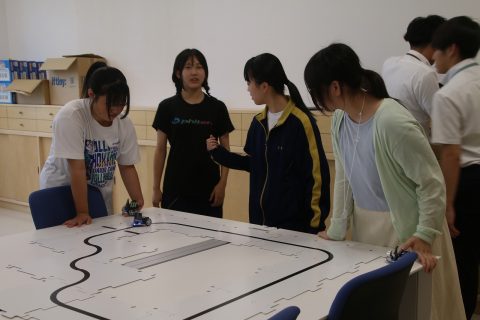線に沿ってロボットカーが走りました