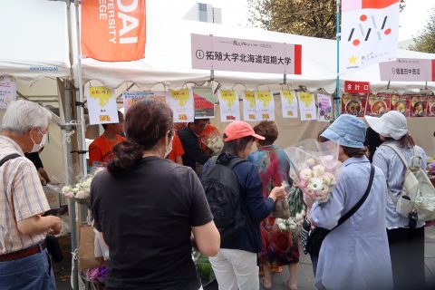 オープンと同時にお花を求める列が…!!!💐✨