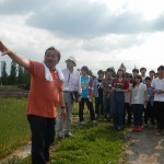 15　見晴らしの良い圃場で説明を聴く