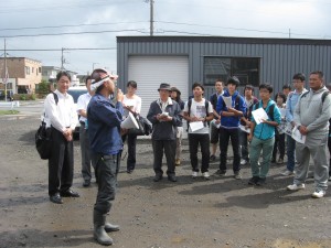 一般会社から転職6年目の三室さんから説明を受ける