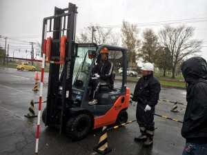 いよいよ実技試験ですが、雪が降ってきました。