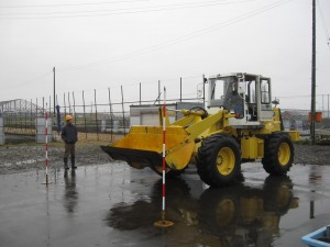 ２　2日目に雨のなかで実技の練習です。