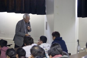 ３　池田先生から学生への問いかけに答える本学学生