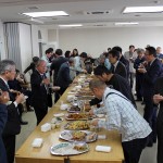 24　こちらも盛況外来参加者試食会場