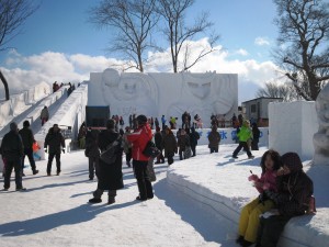 まつり会場は晴天のなかにぎわう