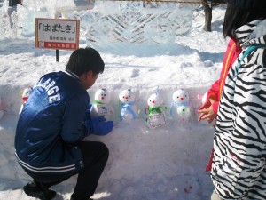 子どもたちとともに、まごころ雪だるま作成